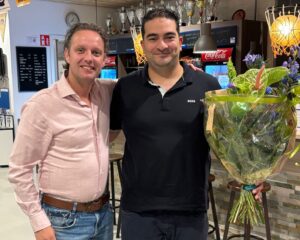 Afscheid van Akif Han, die 10 jaar voorzitter is geweest van De Blauwe Brigade. Hier op de foto met bestuurslid Patrick Roukema van ZZ Leiden.