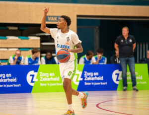 Javian McCollum zet de lijnen uit in het oefenduel tegen Artland Dragons.